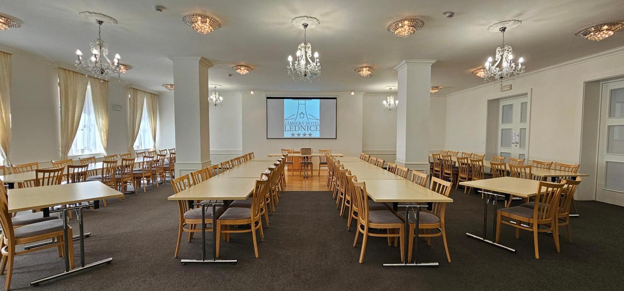 Zamecky Hotel Lednice Bagian luar foto